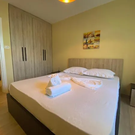 Saranda Beach Apartment